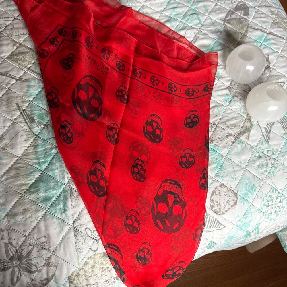 Alexander McQueen Red and Black Skull Print Silk Scarf - Picture 9 of 14